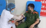 Đại úy công an tình nguyện hiến máu cứu người trong đêm