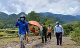 Sản phụ mới sinh ngất bên đường được tổ tuyên truyền Chỉ thị 15 dùng võng đưa về nhà 