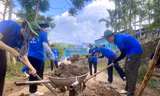 Bạn trẻ san lấp đường, dạy tiếng Anh miễn phí cho trẻ vùng cao