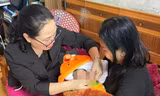 Nghe tiếng khóc, phát hiện bé sơ sinh bị bỏ rơi trong làn nhựa