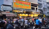 Xếp hàng mua heo cúng, vịt quay ngày vía Thần Tài