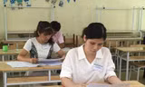 Giám khảo đang chấm thi bài thi tự luận tại kỳ thi THPT quốc gia 2018