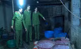 Bắt quả tang chế biến thực phẩm bẩn. Ảnh: Công an Thanh Hóa cung cấp