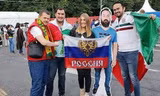 Cổ động viên Mexico mang tấm hình to như người thật tới World Cup
