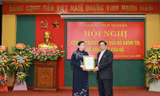 Ông Phạm Minh Chính trao quyết định cho bà Nguyễn Thanh Hải (ảnh Báo T.N)