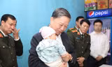Bộ trưởng Bộ Công thăm gia đình chiến sỹ công an hy sinh tại Đồng Tâm (ảnh CAND) 