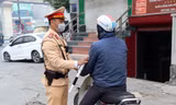 Hà Nội: Vì sao nhiều người vẫn lao xe máy lên vỉa hè, bất chấp mức phạt cao?