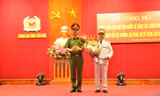 ​Thiếu tướng Nguyễn Duy Ngọc, Thứ trưởng Bộ Công an trao Quyết định của Bộ Công an bổ nhiệm Đại tá Đặng Hồng Đức giữ chức vụ Giám đốc Công an tỉnh Yên Bái. 
