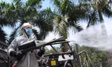 Quân đội phun hóa chất khử khuẩn ở Bắc Giang.
