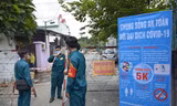 Một khu vực bị phong tỏa vì liên quan ca nghi mắc COVID-19.