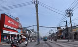 Hàng trăm trụ điện 'mọc' giữa đường, trực chờ gây họa cho người tham gia giao thông