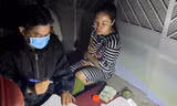 Lực lượng chức năng làm thủ tục trao trả tiền, nhẫn vàng chu gia chủ.