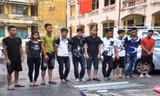 Nhóm thanh niên vác dao kiếm đi trả thù cho 'đại ca'