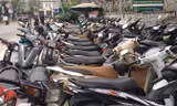 Hà Nội đang ra quân dẹp vi phạm vỉa hè nhưng phố Yết Kiêu, xe máy vẫn tràn ngập.