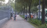 UBND quận 1, TPHCM cho biết đã nhận được nhiều ý kiến về việc lắp đặt rào chắn trên vỉa hè gây khó khăn cho người đi bộ.