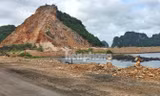 Cận cảnh bãi khai thác 'xẻ thịt' núi đá vịnh Hạ Long