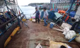 Tàu cá vỏ thép của ngư dân Bình Định hư hỏng nằm bờ.