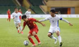 Văn Toàn (trái) thi đấu trong trận gặp U22 Philippines.