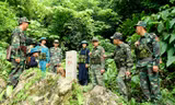 Lực lượng biên phòng Cao Bằng và dân quân địa phương tuần tra bảo vệ đường biên, mốc giới.