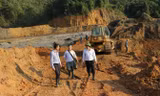 Đoàn công tác của Bộ Công thương kiểm tra tại hiện trường vỡ đập.