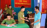 Người dân tại miền núi Hồng Hạ, TT-Huế, tự nguyện giao nộp súng săn cho lực lượng chức năng.