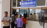 Người dân chờ phát thuốc BHYT tại Bệnh viện Đa khoa TX Hồng Lĩnh sáng 4/7.