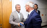 Nụ cười và cái bắt tay thân mật giữa Abramovich và Ranieri trong đường hầm sân Stamford Bridge. Ảnh: DM.