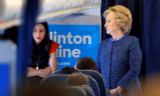 Bà Hillary Clinton trò chuyện cùng các thành viên trong chiến dịch tranh cử, trong đó có nữ trợ lý Huma Abedin, trên chuyên cơ tại White Plains, New York ngày 28/10.