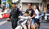 Chở trẻ trên 6 tuổi ngồi phía trước xe máy có thể bị phạt tới 10 triệu đồng