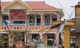Lốc xoáy sau bão phá nát nhiều nhà dân