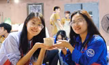 Thanh niên Trung Quốc tham quan, trải nghiệm làm gốm tại Bảo tàng gốm Bát Tràng