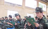 Nữ chiến sĩ nhí học tập chấp hành điều lệ Ảnh: Duy Chiến