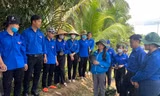 Bí thư T.Ư Đoàn động viên thanh niên tình nguyện, tặng quà cho học sinh nghèo tại Vĩnh Long 