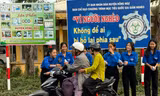 Đoàn thanh niên, công an đội nắng hỗ trợ người dân về quê ăn Tết