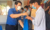 Trung ương Đoàn tặng quà cho người dân Trà Vinh