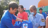 Bí thư thường trực Trung ương Đoàn tặng quà cho người dân