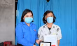 Truy tặng huy hiệu tuổi trẻ dũng cảm cho gia đình anh Thái