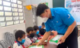 Anh Phương Tấn Đạt tặng quà cho học sinh 
