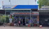 Nhiều cửa hàng treo biển ‘Hết xăng’ mở bán trở lại