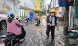 Cần Thơ ngập sâu, người dân vất vả di chuyển sau cơn mưa cuối ngày