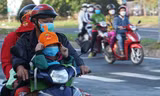 Người dân miền Tây tấp nập trở lại TPHCM làm việc sau Tết