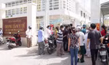Ông Võ Ngọc Tuấn từng bị khiển trách vì để dân tụ tập đông người lúc triển khai tiêm vắc xin. Ảnh: PLO