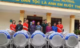 Năm hộ dân nghèo ở Mường Khương phấn khởi khi được Tập đoàn Sơn Hà trao tặng bình chứa nước. Ảnh: Đ.V 
