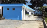 Đầu năm học mới, học sinh trường THPT Hoàng Quốc Việt (thị xã Đông Triều, Quảng Ninh) ngỡ ngàng bởi khu nhà vệ sinh đã "lột xác" với màu sơn xanh dịu mát, hệ thống âm thanh, gương soi, bồn rửa tay, xà phòng, chậu hoa… Nằm cách các dãy nhà học khoảng 50 m,