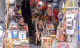 Bày la liệt 'hàng hiệu', phố vàng mã vẫn ế ẩm cận ngày Rằm tháng 7