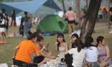 Đông nghịt người cắm trại ở công viên Yên Sở trong ngày cuối nghỉ lễ