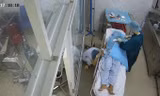 Điều dưỡng mệt nhoài vẫn cố nắm tay bà cụ 'đòi chết' sau 10 năm chạy thận