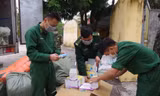 Kiểm đếm số khẩu trang tang vật trong vụ việc.