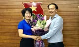 Đồng chí Nguyễn Anh Tuấn, Phó Bí thư thường trực Đảng ủy cơ quan Trung ương Đoàn tặng hoa chúc mừng chị Lê Hồng Hạnh