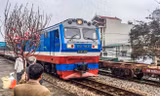 Vì sao chưa áp Tết đã hết vé tàu? 